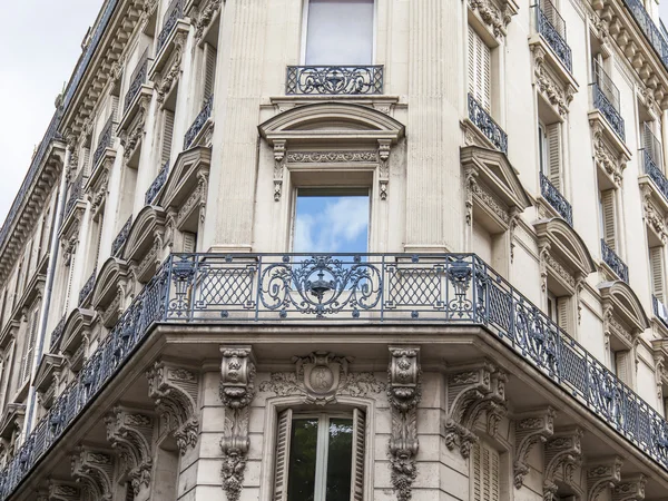Paris, Frankreich, am 12. Juli 2016. Typische architektonische Details der Gebäude rund um den historischen Teil der Stadt. — Stockfoto