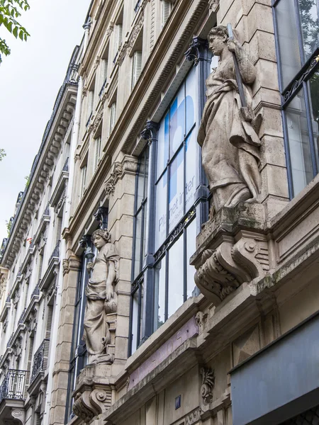 Париж, Франция, 12 июля 2016 г. Типичные архитектурные детали зданий вокруг исторической части города . — стоковое фото