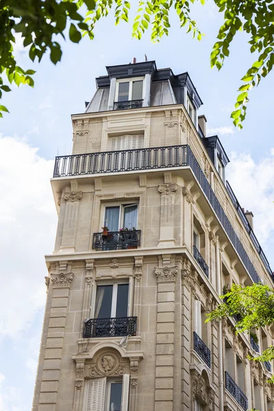 Paris, Frankreich, am 12. Juli 2016. Typische architektonische Details der Gebäude rund um den historischen Teil der Stadt. — Stockfoto