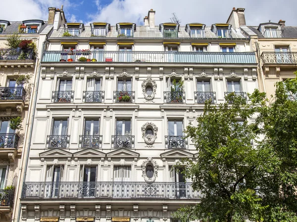 Paris, Frankreich, am 12. Juli 2016. Typische architektonische Details der Gebäude rund um den historischen Teil der Stadt. — Stockfoto