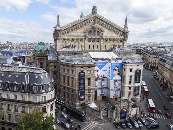 Paris, Frankrike, på 5 juli 2016. En typisk urban utsikt från undersökningen plattformen av varuhuset Galleri Lafayette — Stockfoto