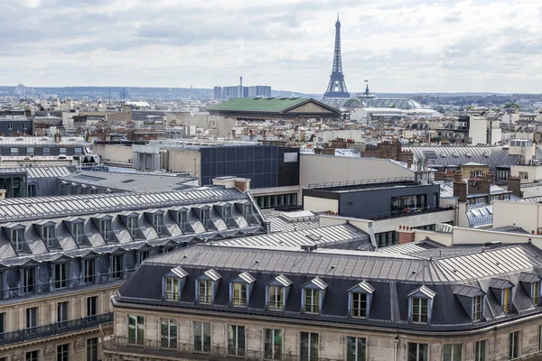 Parijs, Frankrijk, op 5 juli 2016. Een typisch stedelijke uitzicht vanaf het platform van de enquête van het warenhuis Galerie Lafayette. Daken van de stad — Stockfoto