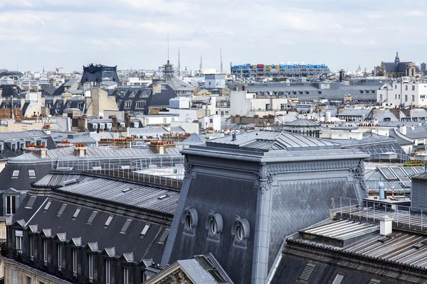 Parijs, Frankrijk, op 5 juli 2016. Een typisch stedelijke uitzicht vanaf het platform van de enquête van het warenhuis Galerie Lafayette. Daken van de stad — Stockfoto