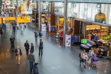 Amsterdam, Hollanda üzerinde 5 Temmuz 2016. Schiphol Havalimanı'nda alışveriş bölgesi 