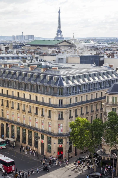 Paryż, Francja, zm. 5 lipca 2016. Typowy ulica widok z platformy survey of department store galeria Lafayette. — Zdjęcie stockowe