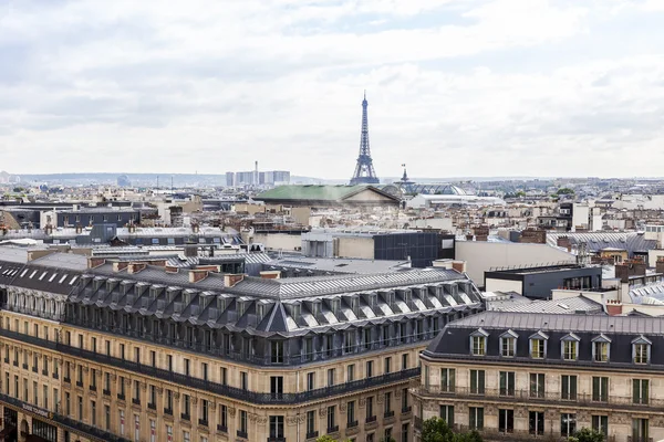 Paris, france, am 5. Juli 2016. eine typische urbane Ansicht von der Vermessungsplattform des Galeriekaufhauses lafayette. — Stockfoto