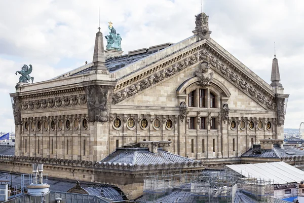 PARIS, FRANÇA, em 5 de julho de 2016. Uma vista urbana típica da plataforma de pesquisa da loja de departamentos Galeria Lafayette. Fragmento de edifício Ópera de Garnye — Fotografia de Stock