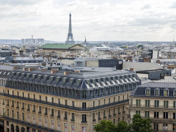 Paris, Fransa, 5 Temmuz 2016. Anket platformu Galeri mağazanın Lafayette tipik bir kentsel görünümünden. — Stok fotoğraf