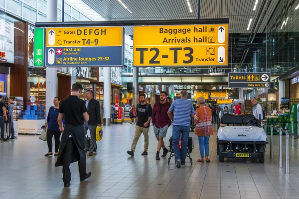 AMESTERDÃO, PAÍSES BAIXOS em 5 de julho de 2016. Os passageiros esperam uma partida no aeroporto de Schiphol — Fotografia de Stock