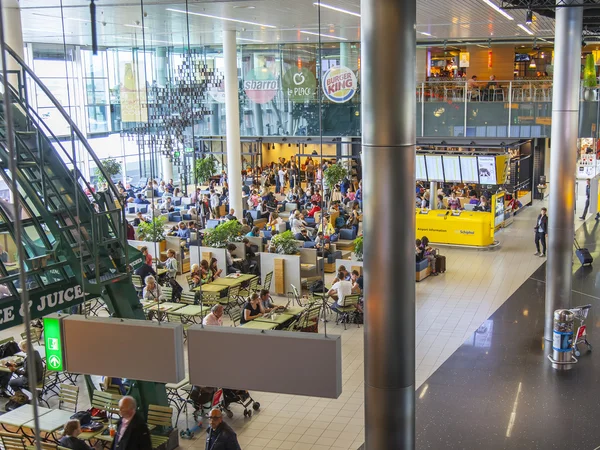 AMSTERDAM, NETHERLANDS 5 июля 2016 года. Пассажиры ожидают вылета в аэропорту Схипхол — стоковое фото