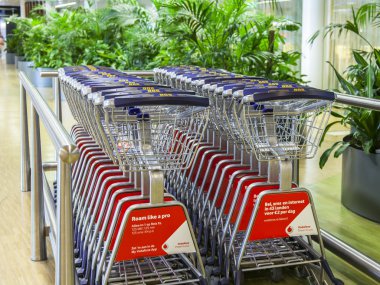 Amsterdam, Hollanda 5 Temmuz 2016 tarihinde. Kalkış salonunda roll-outs