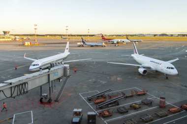 Moskova, Rusya, üzerinde 5 Temmuz 2016. Uçağın uçuş Sheremetyevo Havaalanı'nda önce hizmet. Manzara yükselen güneş ışınları tarafından boyalı