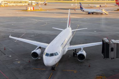 Moskova, Rusya, üzerinde 5 Temmuz 2016. Uçağın uçuş Sheremetyevo Havaalanı'nda önce hizmet. Manzara yükselen güneş ışınları tarafından boyalı