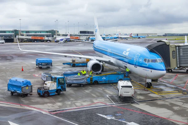 AMSTERDAM, PAYS-BAS, le 5 juillet 2016. Service de l'avion avant le vol à l'aéroport de Schiphol — Photo