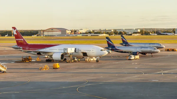 MOSCÚ, RUSIA, el 5 de julio de 2016. Servicio del avión antes del vuelo en el aeropuerto de Sheremetyevo. El paisaje es pintado por los rayos del sol naciente —  Fotos de Stock