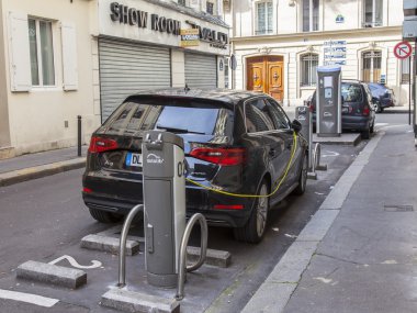 Paris, Fransa, 6 Temmuz 2016 tarihinde. Gorodskaya Caddesi. Elektrikli arabalar akümülatörlerden yakıt ikmali