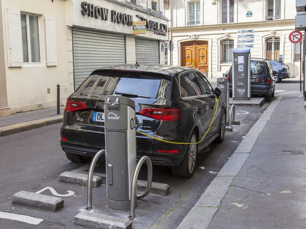 PARÍS, FRANCIA, 6 de julio de 2016. Calle Gorodskaya. Repostaje de coches eléctricos de los acumuladores — Foto de Stock