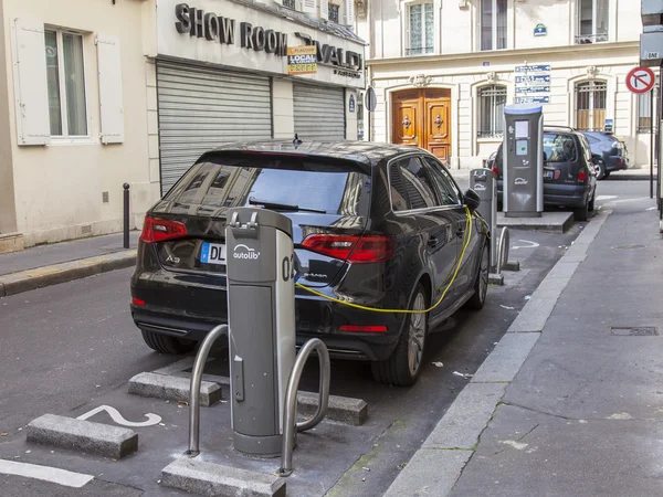 Parijs, Frankrijk, op 6 juli 2016. Gorodskaya straat. Elektrische auto's tanken van accumulatoren — Stockfoto