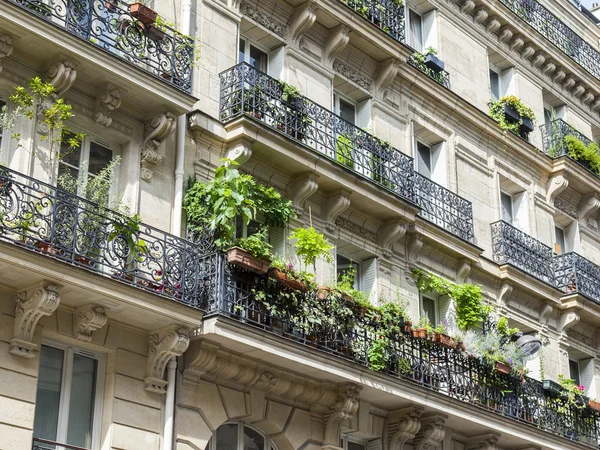 パリ、フランス、2016 年 7 月 5 日に。都市の歴史的部分の周りの建物の典型的なアーキテクチャの詳細. — ストック写真