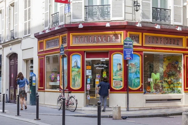 PARIS, FRANCE, le 6 juillet 2016. Vue urbaine. Magasin de pâtisseries à l'intersection — Photo