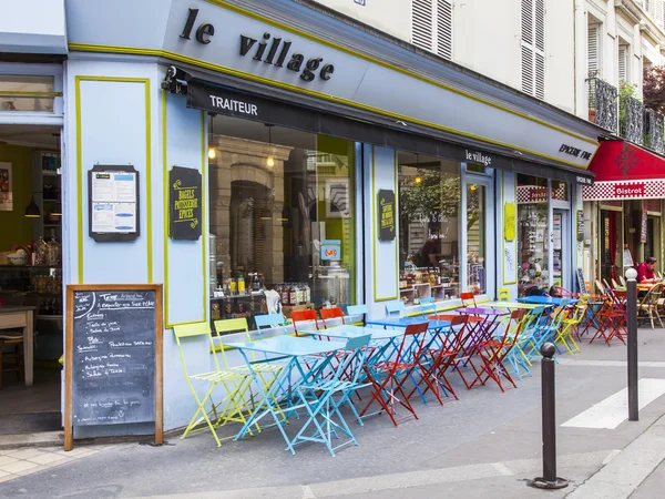 PARÍS, FRANCIA, 5 de julio de 2016. Calle típica parisina por la mañana. Pequeñas mesas de café en la acera . —  Fotos de Stock