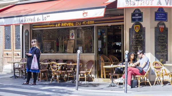 PARÍS, FRANCIA, 5 de julio de 2016. Calle típica parisina por la mañana. Pequeñas mesas de café en la acera . — Foto de Stock