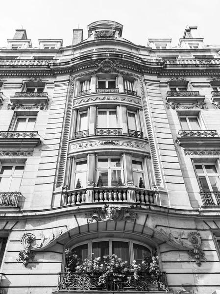 Paryż, Francja, zm. 5 lipca 2016. Typowe detale architektoniczne budynków wokół historycznych części miasta. — Zdjęcie stockowe