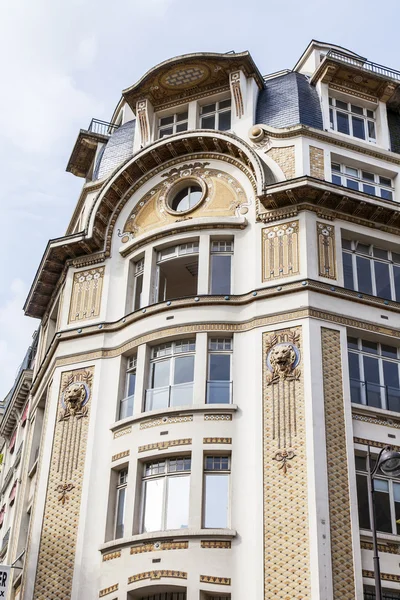 PARIS, FRANÇA, em 5 de julho de 2016. Detalhes arquitetônicos típicos de edifícios em torno da parte histórica da cidade . — Fotografia de Stock