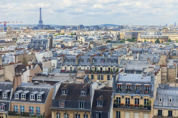 Parijs, Frankrijk, op 6 juli 2016. Panorama van de stad. Uitzicht vanaf de galerij van de enquête van het Centre Georges Pompidou — Stockfoto