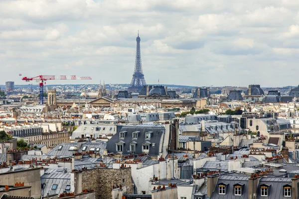 Париж, Франция, 6 июля 2016 г. Панорама города. Вид из обзорной галереи Центра Жоржа Помпиду — стоковое фото