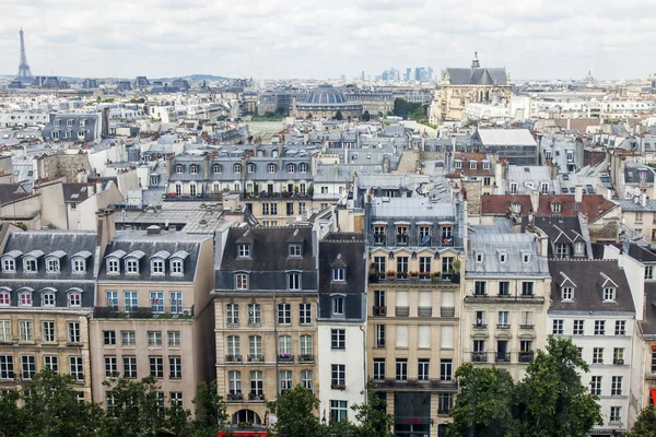 Paris, Frankrike, på 6 juli 2016. Stadens panorama. Visa från undersökningen galleri med Centre Georges Pompidou — Stockfoto