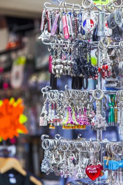Paris, Fransa, 5 Temmuz 2016. Hediyelik eşya dükkanı Eyfel Kulesi şeklinde takılar penceresiyle göstermek