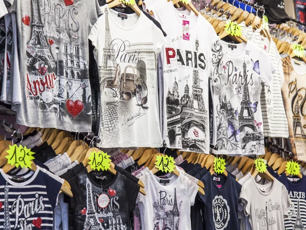 Paris, Frankreich, am 5. Juli 2016. ein Schaufenster mit T-Shirts mit dem Bild des Eiffelturms im Souvenirladen — Stockfoto