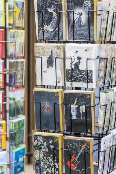 PARÍS, FRANCIA, 5 de julio de 2016. Una vitrina con memorables tarjetas de arte en la tienda de recuerdos — Foto de Stock