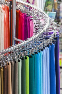 Bir gösteri pencere Shop üzerinde çeşitli renklerin geleneksel Fransız tulum