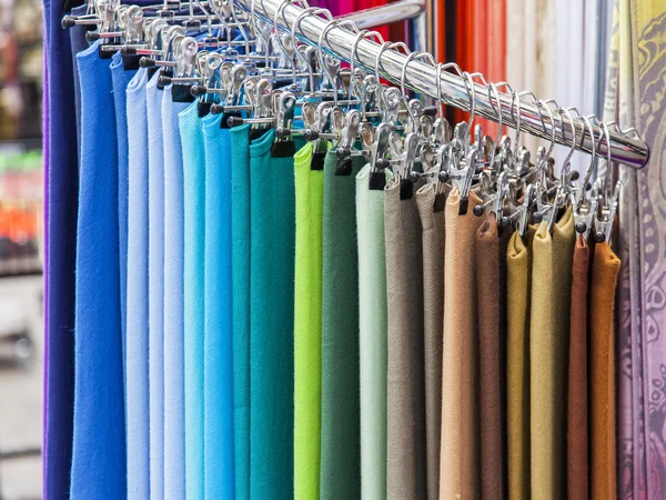 Cachecóis franceses tradicionais de várias cores em uma janela de demonstração da loja — Fotografia de Stock