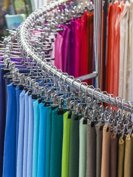 Traditionelle französische Schals in verschiedenen Farben auf einem Schaufenster des Geschäfts — Stockfoto