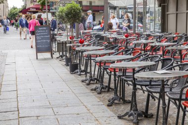 Paris, Fransa, 5 Temmuz 2016. Sabahları tipik Paris Caddesi. Açık havada Cafe. 