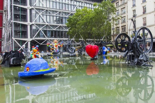 PARIS, FRANÇA, em 6 de julho de 2016. Fonte de Stravinsky (autores Jean Tengli e Niki de Saint-Fal) na praça de mesmo nome perto do centro Georges Pompidou — Fotografia de Stock