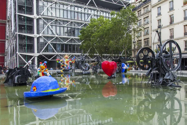 PARÍS, FRANCIA, 6 de julio de 2016. Fuente de Stravinsky (autores Jean Tengli y Niki de Saint-Fal) en la plaza del mismo nombre cerca del Centro Georges Pompidou —  Fotos de Stock