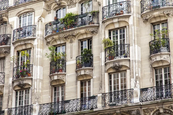 パリ、フランス、2016 年 7 月 5 日に。都市の歴史的部分の周りの建物の典型的なアーキテクチャの詳細. — ストック写真