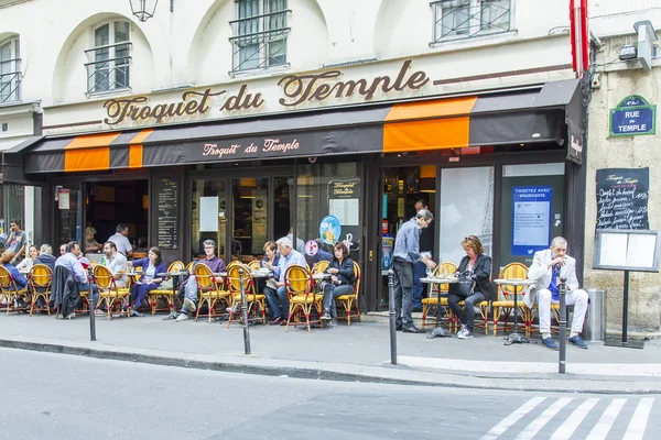 Париж, Франция, 5 июля 2016 г. Типичная парижская улица утром. Люди отдыхают и едят в кафе под открытым небом . — стоковое фото