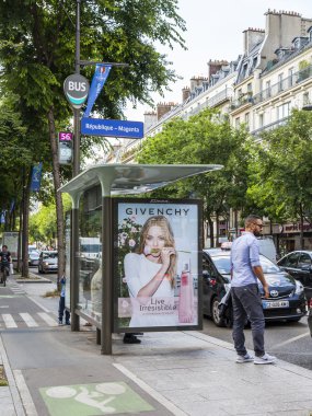 Paris, Fransa, 6 Temmuz 2016 tarihinde. Gorodskaya Caddesi. İnsanlar otobüsteki leri durakta bekliyorlar.