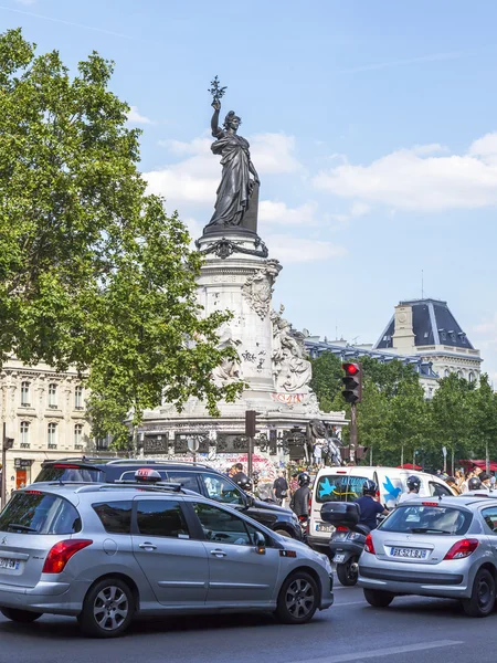 Párizs, Franciaország július 6-án 2016. Tipikus városnézet. A Köztársaság területe (fr. Place de la Republique). A Köztársaság szobra a testvérek által épített Maurice 1880 — Stock Fotó