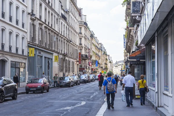 PARIS, FRANCE, le 5 juillet 2016. La rue typique de la ville avec bâtiment historique . — Photo