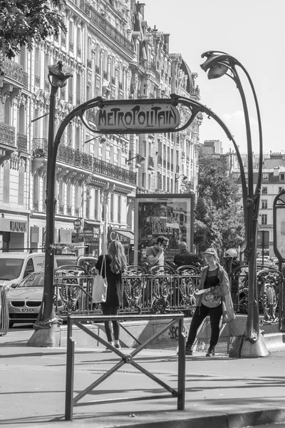 Parijs, Frankrijk, op 5 juli 2016. Een ingang op het metrostation — Stockfoto