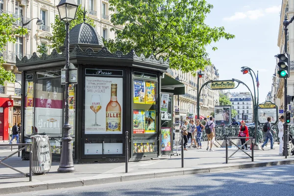 Paryż, Francja, 5 lipca 2016. Typowy widok miejski. Stoisko sprzedające prasę i wejście do metra — Zdjęcie stockowe
