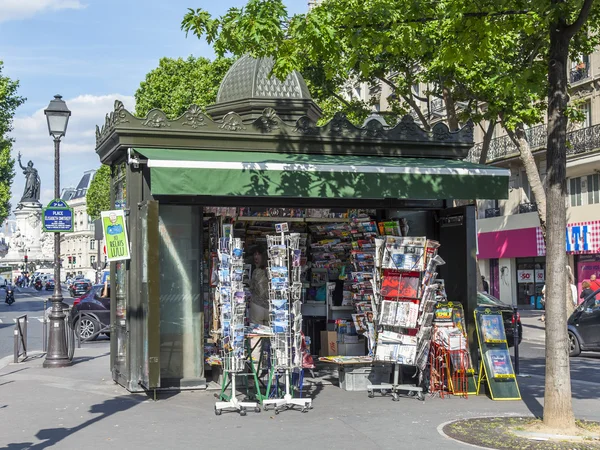 Paříž, Francie, na 5 červenci 2016. Typický městský pohled. Booth, prodej tisku — Stock fotografie