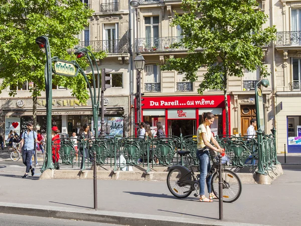 PARÍS, FRANCIA, 5 de julio de 2016. Registro típico de una entrada al metro —  Fotos de Stock