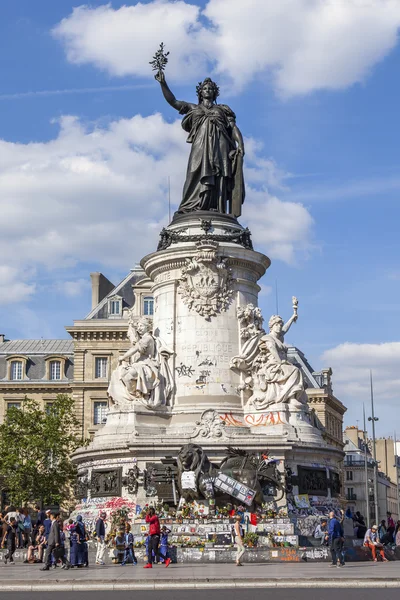 Párizs, Franciaország, a július 6, 2016-ban. A Köztársaság (fr. Place de la République) területe. A Köztársaság szobra testvérek Maurice 1880-ban épült — Stock Fotó